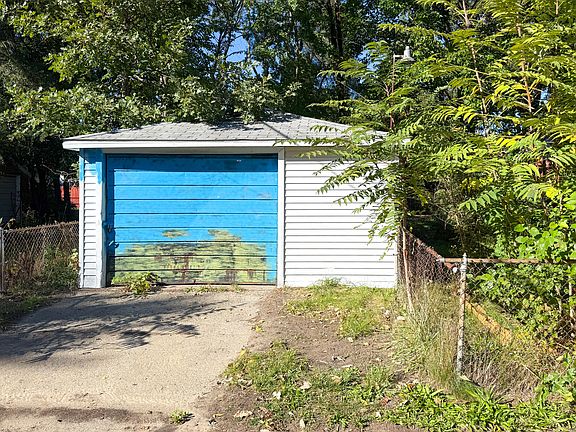 3rd image of 12801 Riverview St