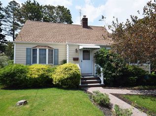 712 County Line Rd, Amityville, NY 11701