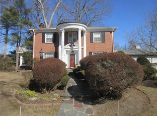 282 Meshanticut Valley Pkwy, Cranston, RI 02920