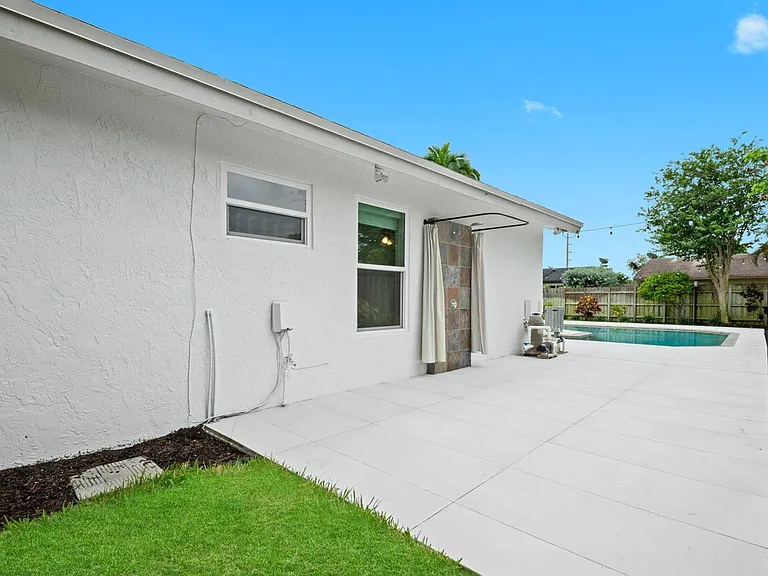 561 SW 168th Ter — Photo 20