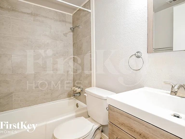 302 Shorewood Dr — Photo 10