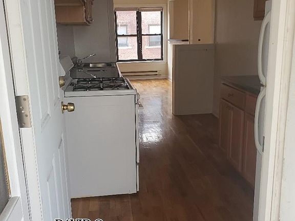 3rd image of 819 W Waveland Ave
