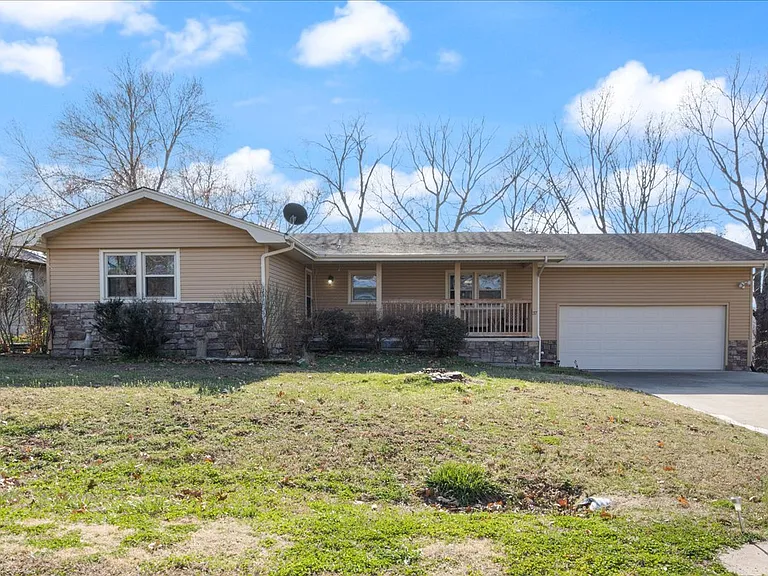 37 Churchill Dr — Photo 2