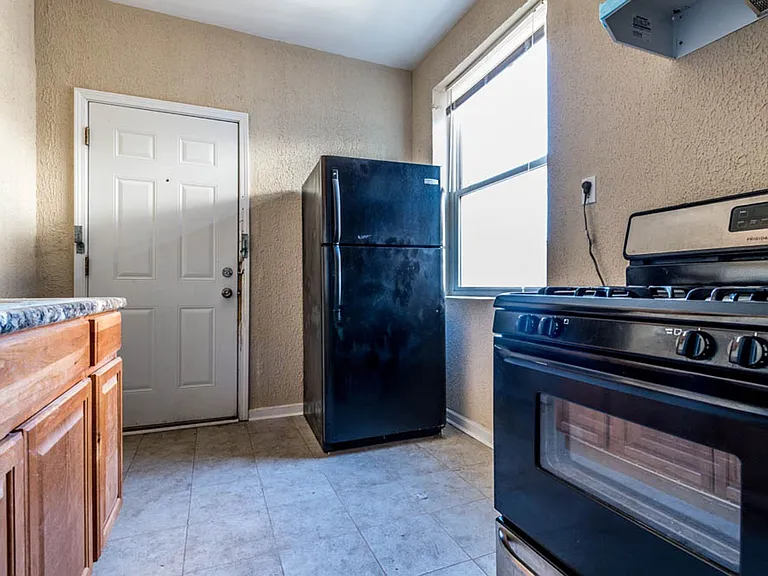 109 N Laramie Ave — Photo 12