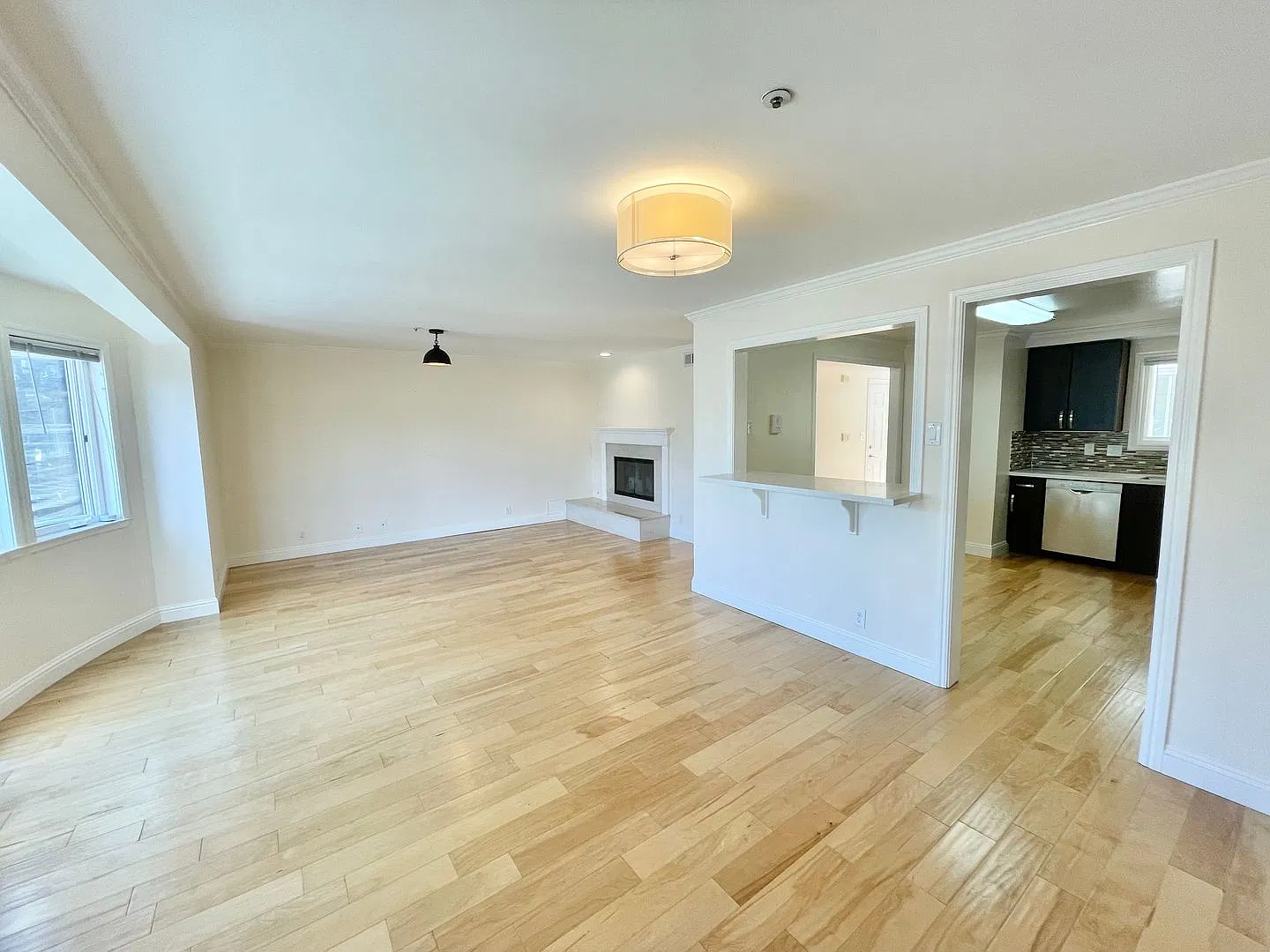 Modern 3br/2ba, 1,491 Sqft Ocean Front Condo! Parking! Laundry! Progressive — Photo 1