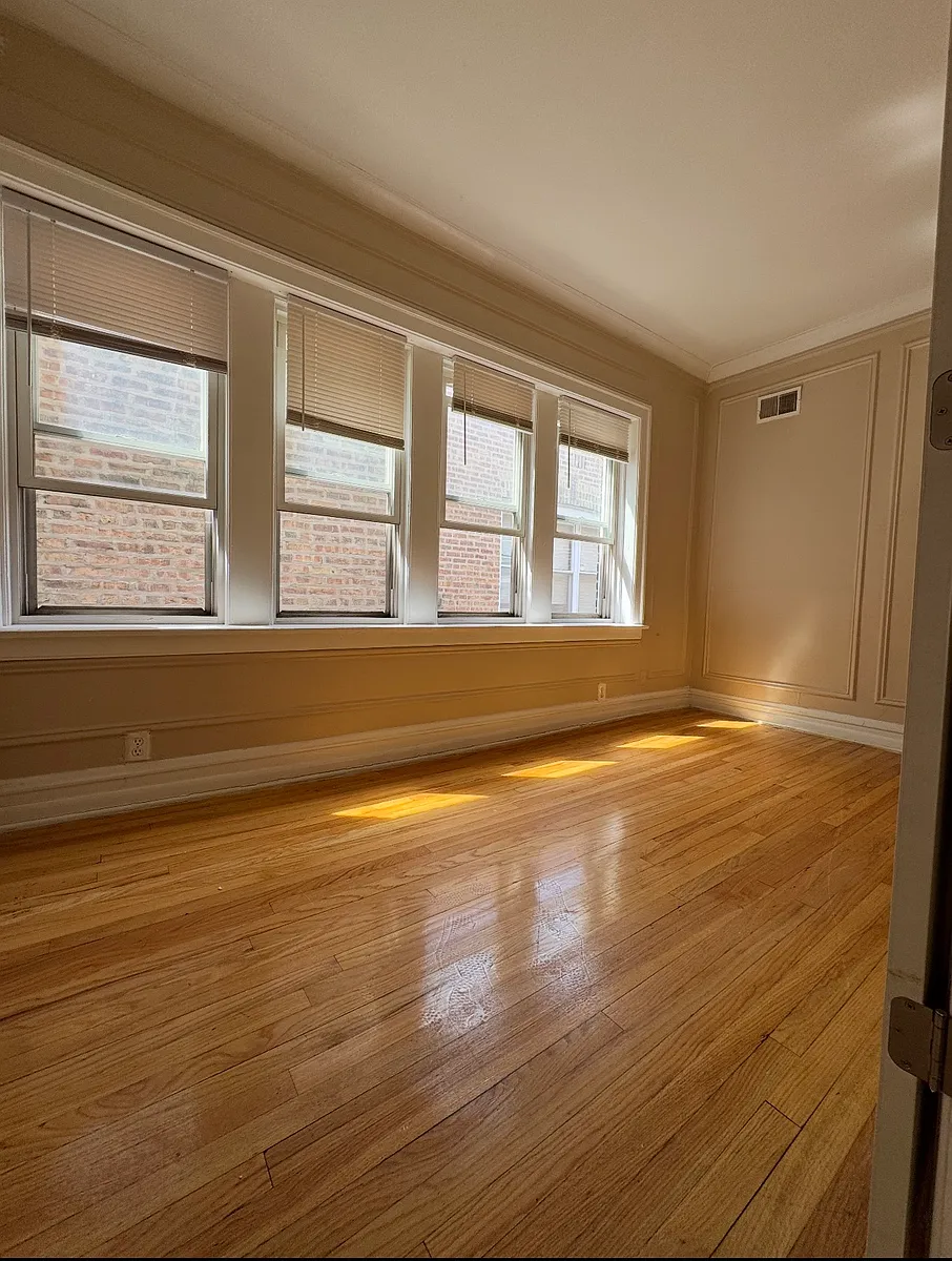 Building Photo - 8124 S Maryland Ave #3