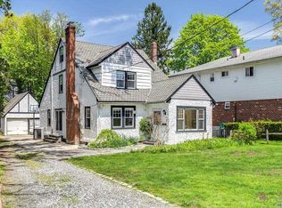 1 Bates Rd, Great Neck, NY 11020