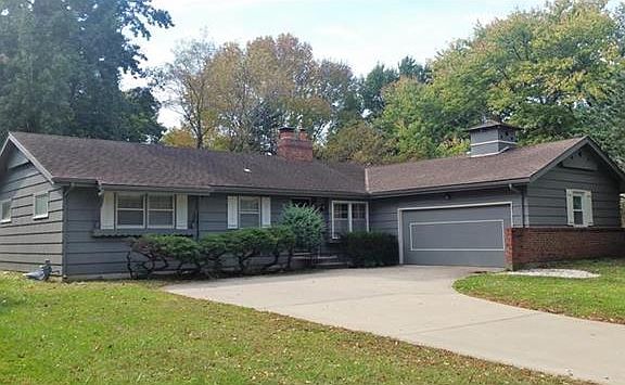 2nd image of 105 W Country Ln