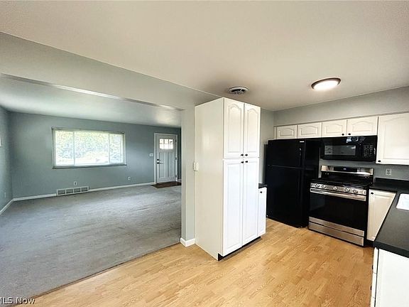 3rd image of 424 Lee Rd