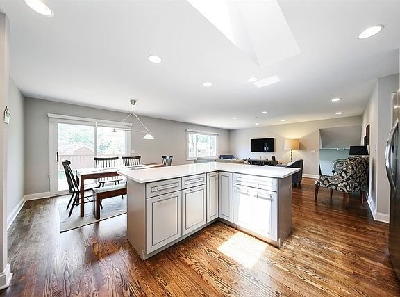 5th image of 6914 Martin Dr