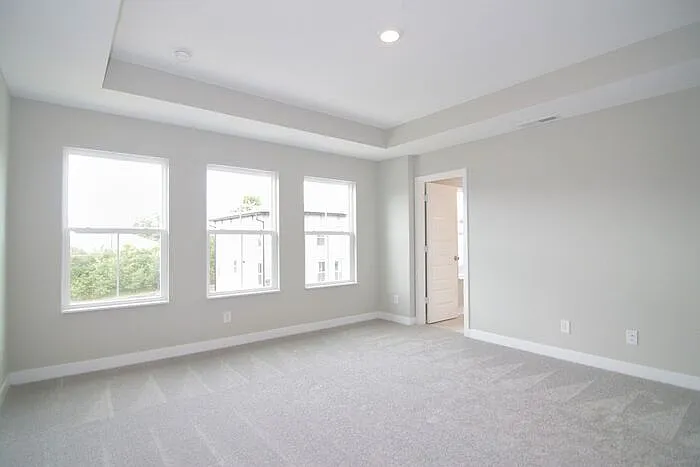 933 Yorkshire Ln — Photo 11