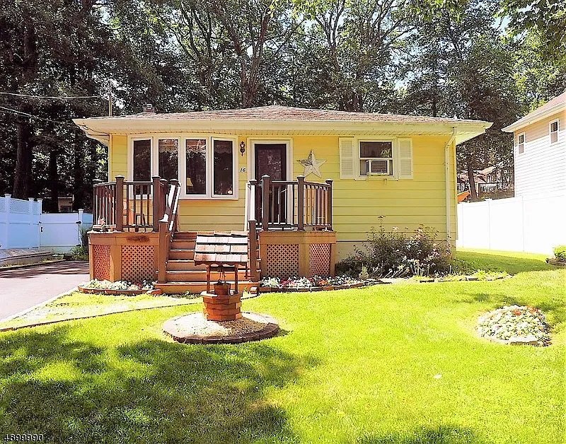 16 Elizabeth Way photo 1