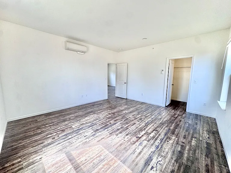 315 E Stone Aly — Photo 9