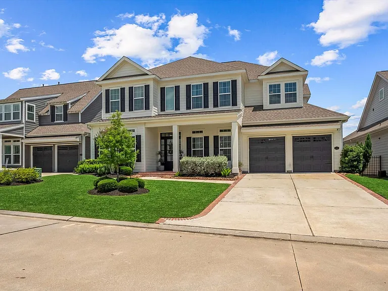 2221 Salt Grass Trl — Photo 2