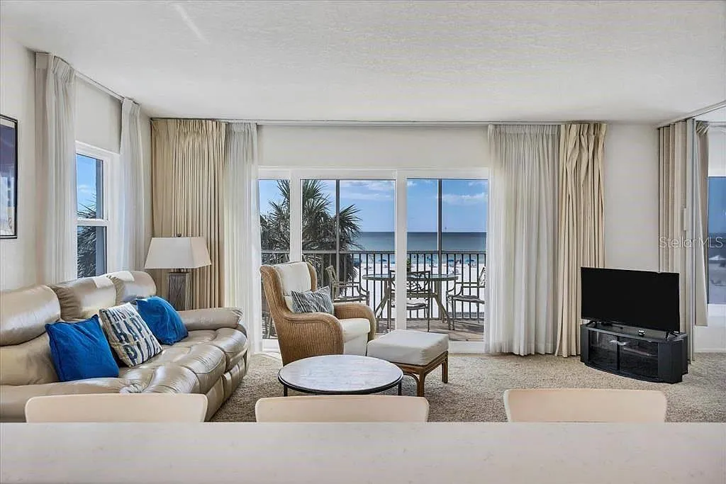 2 bed, 2.0 bath, 1043 sqft, $10,230 — Photo 4