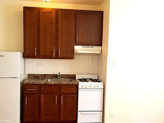 3rd image of 4756 N Maplewood Ave #1822