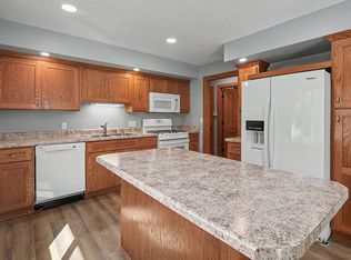70 Brook Cir, Pella, IA 50219