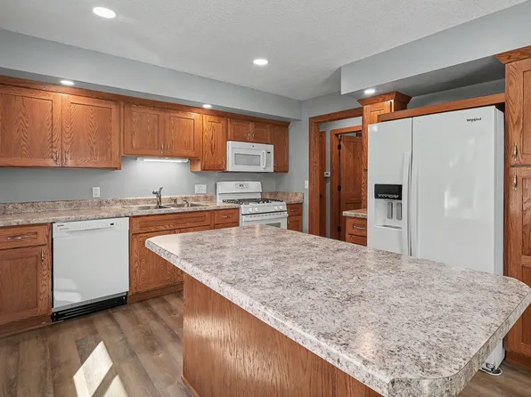 70 Brook Cir, Pella, IA 50219