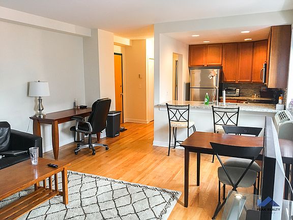 4th image of 1170 N Milwaukee Ave #1170-504