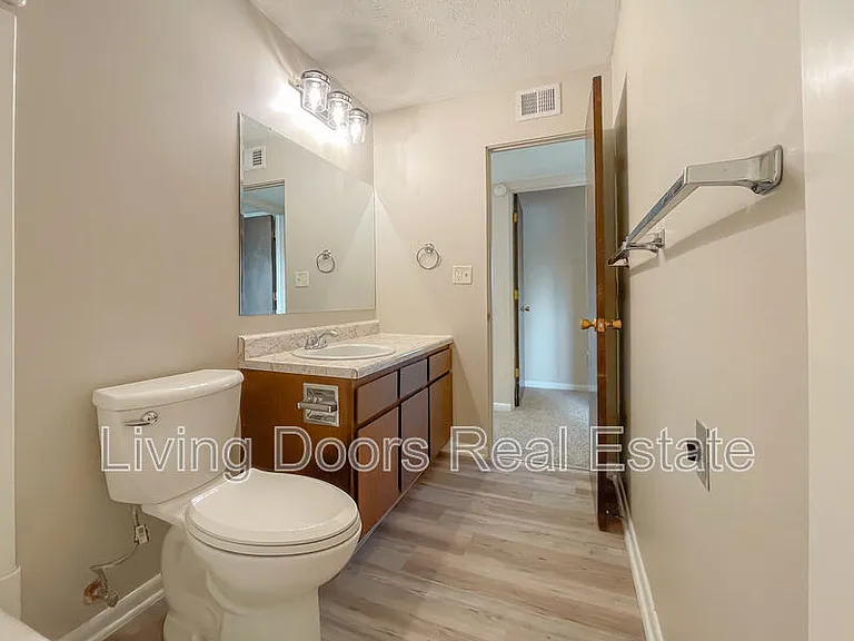 4711 Gladstone St — Photo 15