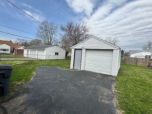 1 car Garage w/openier