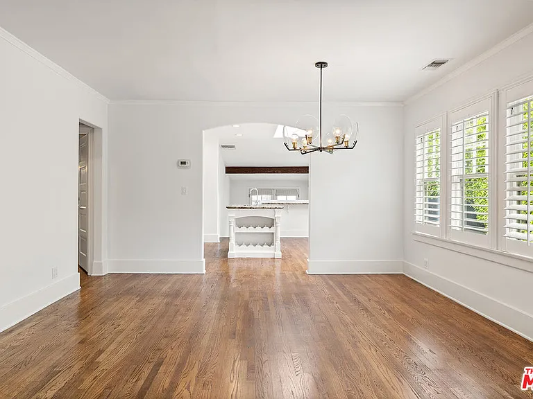 521 Westbourne Dr — Photo 4