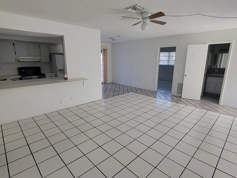 1927 Lincoln St #7 — Photo 2