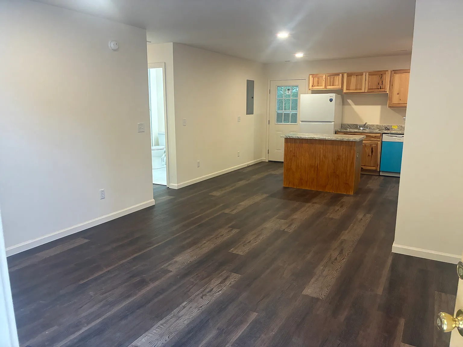 3 bed, 1100 sqft, $1,200 — Photo 2