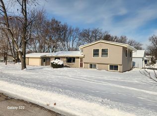 10 Lincoln St, Lake In The Hills, IL 60156