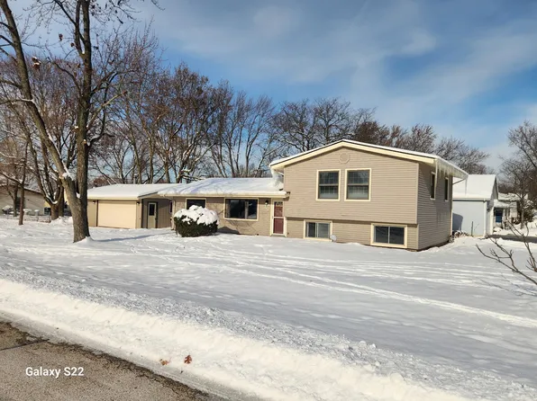 10 Lincoln St, Lake In The Hills, IL 60156