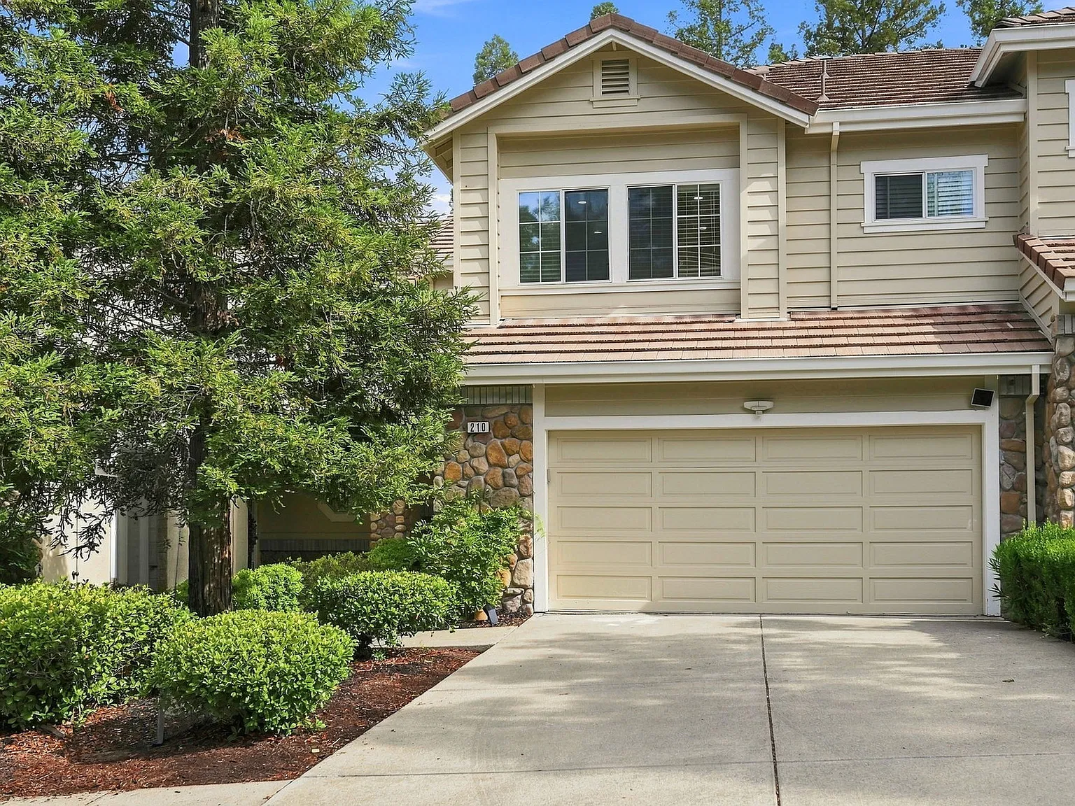 4 bed, 2.5 bath, 2315 sqft, $4,995 — Photo 1