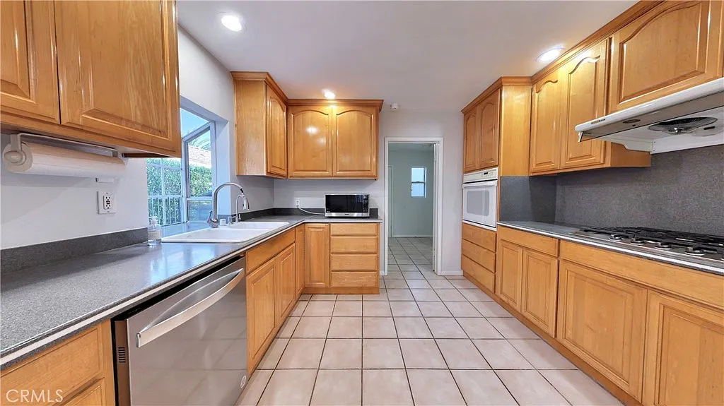 3 bed, 1779 sqft, $3,850 — Photo 2
