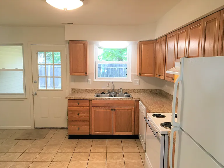 414 Sedgewick Ct — Photo 7