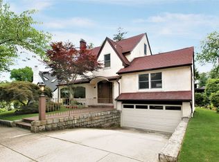 6 Devon Rd, Great Neck, NY 11023