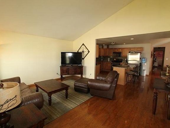 3rd image of 629 S Woodpine Dr
