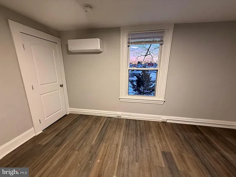 212 Warren St #2 — Photo 6
