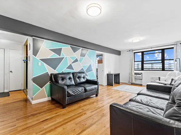 3090 Voorhies Avenue image 1 of 20