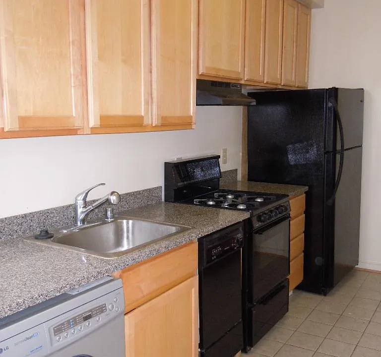 319 A St NE #2