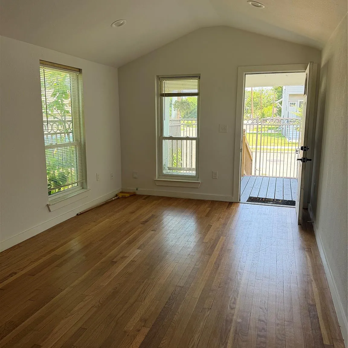 2 bed, 1.0 bath, 943 sqft, $1,500 — Photo 2