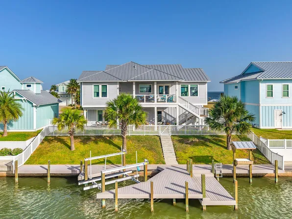 1010 Grand Cayman Ct, Rockport, TX 78382