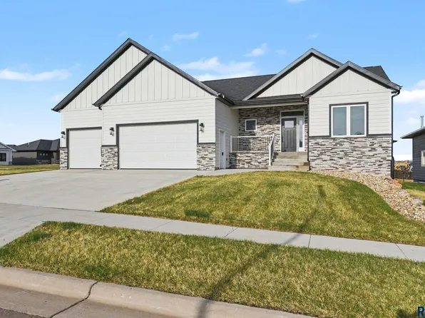 501 N Corsair Cir, Sioux Falls, SD 57110
