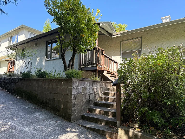 208 Throckmorton Ave — Photo 1