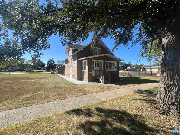 411 NE 3rd St, Madison, SD 57042