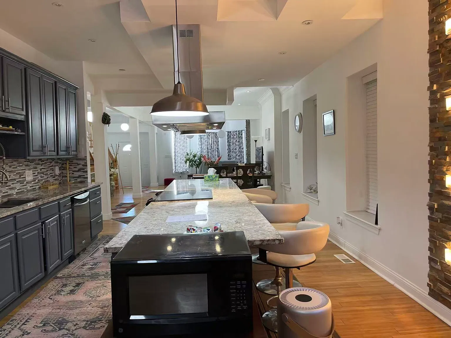 3 bed, 4060 sqft, $700 — Photo 2