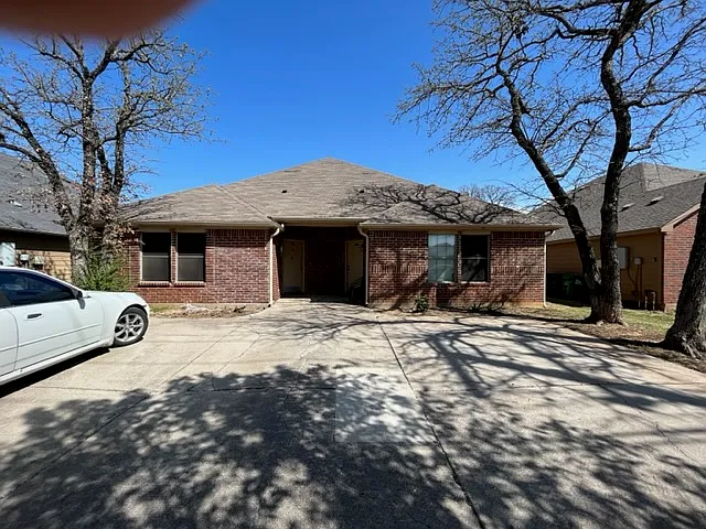 1204 Mulkey Ln — Photo 1
