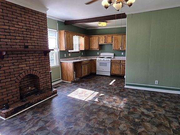 3rd image of 19 Hickory Ave.