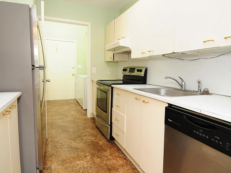 684 Peninsula Ct — Photo 13