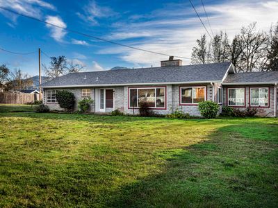 1215 NE A St, Grants Pass, OR, 97526