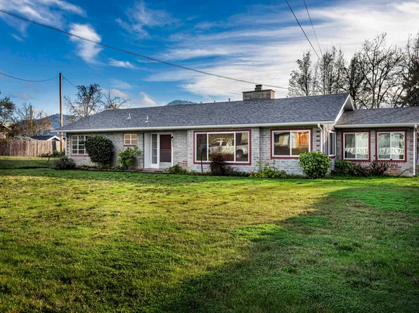 1215 NE A St, Grants Pass, OR 97526