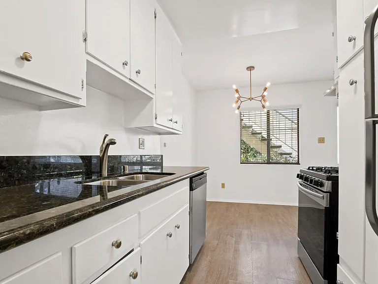 1449 Princeton St in Santa Monica — Photo 2